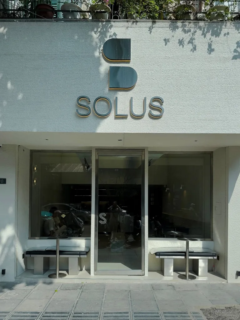 Mặt tiền SOLUS tại 70 Phố Huế với biển hiệu